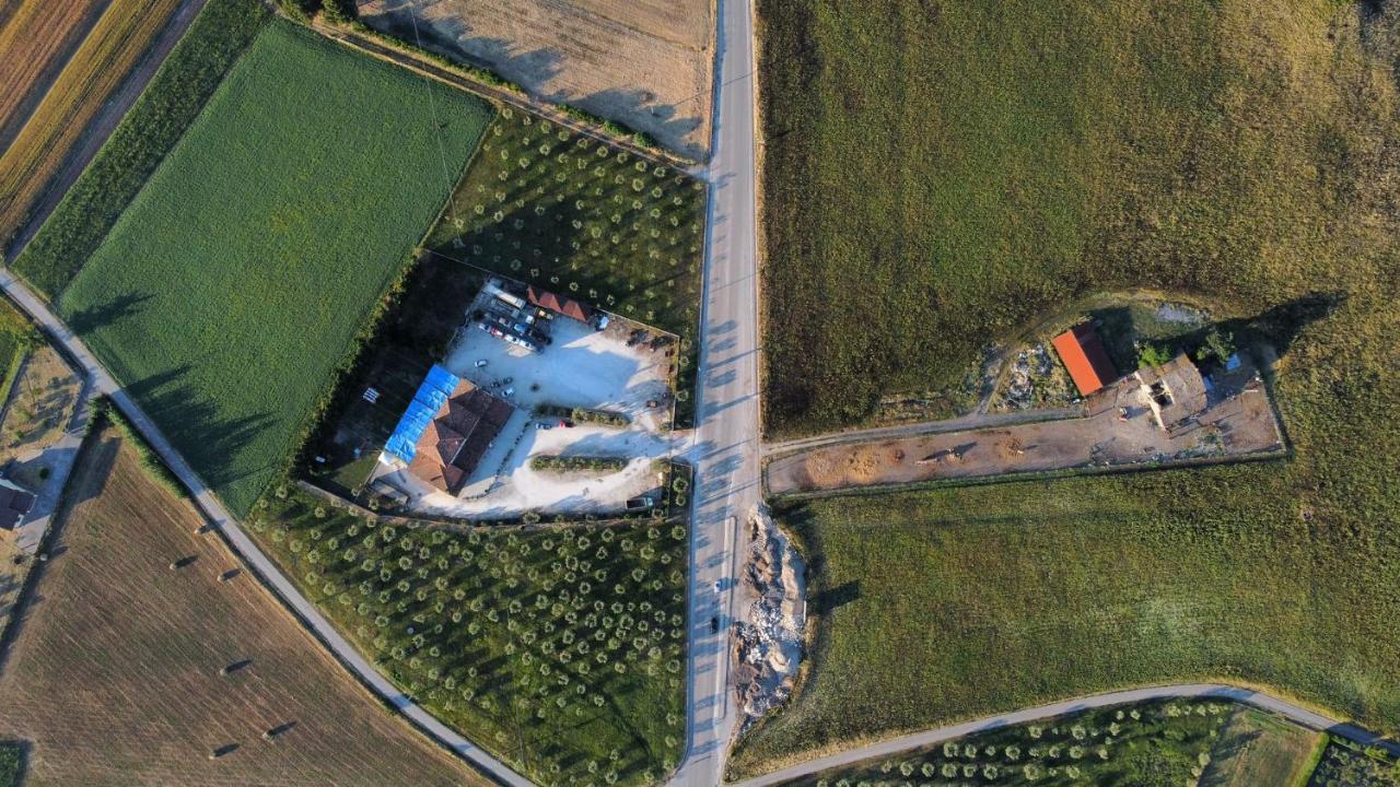 Вілла Agriturismo La Vecchia Cascina Di Paolo & Belinda П'єтрельчина Екстер'єр фото